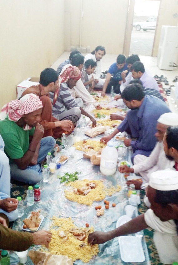 الأسر تنقل الوافدين من ضيق «الغربة» إلى رحابة «الألفة»