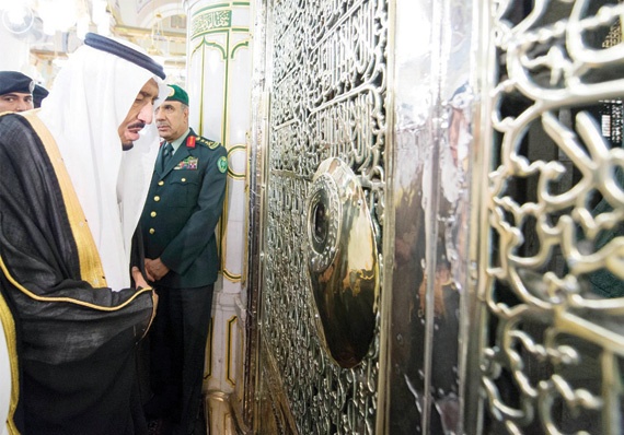 خادم الحرمين يصل إلى المدينة المنورة .. ويزور المسجد النبوي الشريف