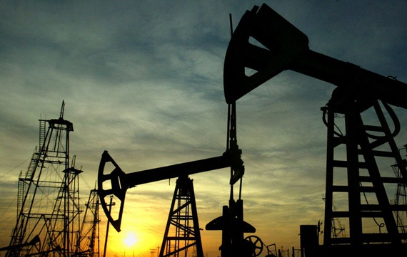 النفط ينزل عن 63 دولارا بسبب ارتفاع المعروض وأزمة اليونان