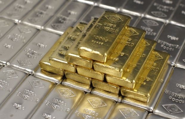 بريق الذهب يخبو مع ارتفاع الدولار وأزمة اليونان
