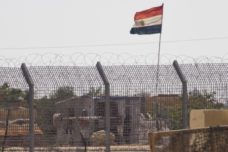الجيش المصري يعلن مقتل 17 من عناصره و 100 من تنظيم داعش في مواجهات سيناء