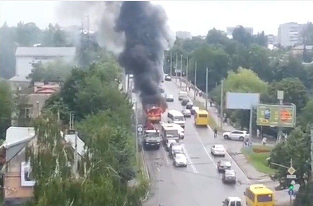 حافلة تتحول إلى كرة نار وتسبب فوضى في أوكرانيا (فيديو)