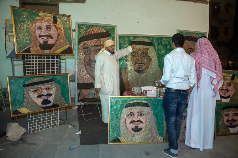 سعودي يتطلع لدخول "جينيس" بجدارية من 50 ألف عملة معدنية