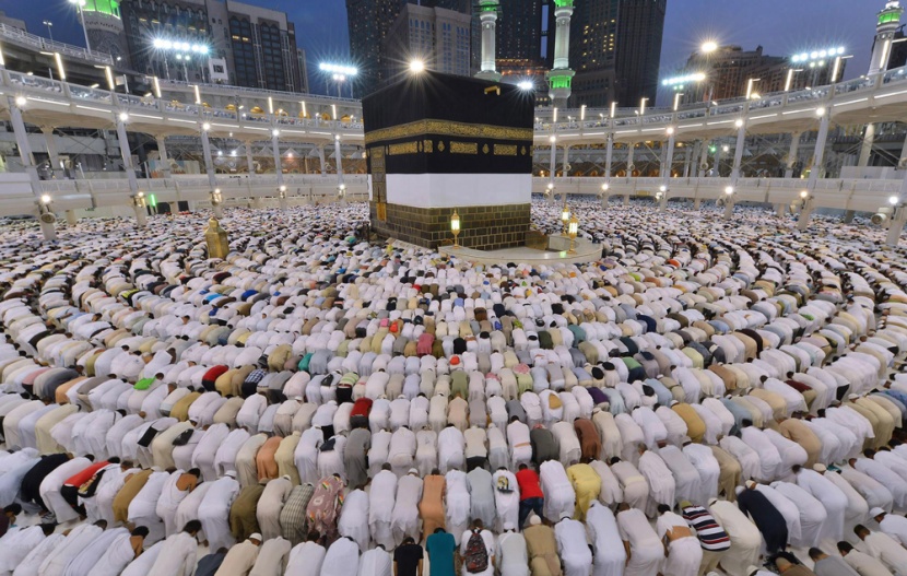 "الملك سعود" و "الملك فيصل" أمّا المصلين في المسجد الحرام 7 مرات
