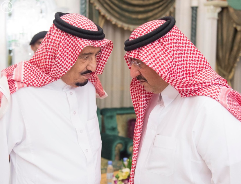 الملك يؤدي صلاة الميت على الأمير عبدالله بن عبدالعزيز بن مساعد بن جلوي.. ويستقبل أبناء الفقيد