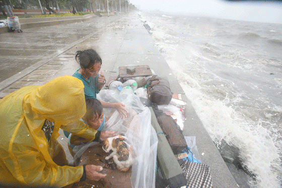 عاصفة مدارية تغلق المدارس في العاصمة الفلبينية