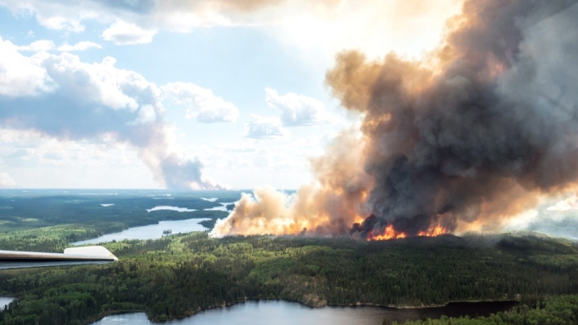 استمرار حرائق الغابات في كندا وعمليات إجلاء