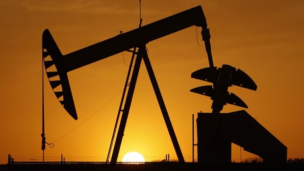 النفط يتراجع بنحو 8% ويقفل على 52 دولارا في نيويورك
