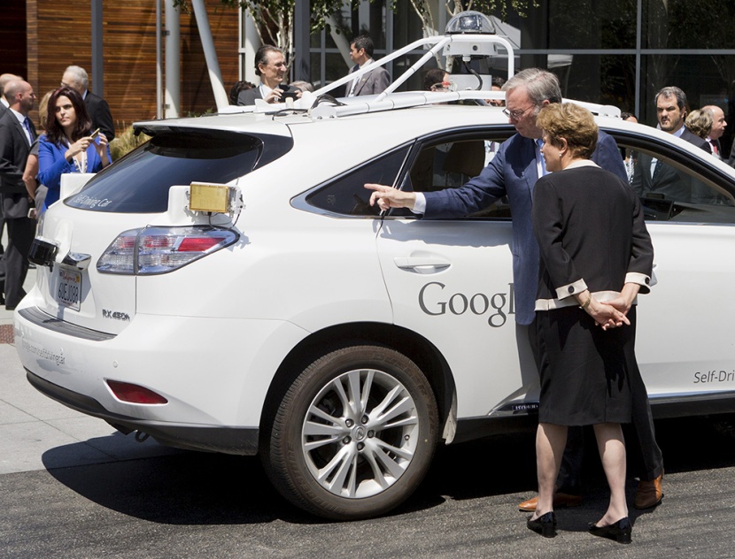 رئيسة البرازيل تركب سيارة جوجل ذاتية القيادة