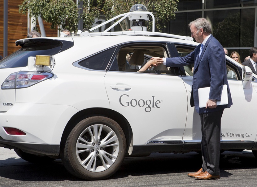 رئيسة البرازيل تركب سيارة جوجل ذاتية القيادة