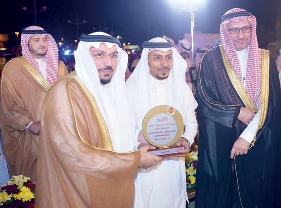 تكريم «باب رزق جميل» فرع القصيم تقديرا لإسهاماته في المساعدة على توفير 70 فرصة عمل لمطعم البيك خلال الافتتاح