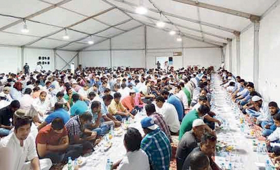 122 متطوعا لإفطار الجاليات في مخيم بالدمام