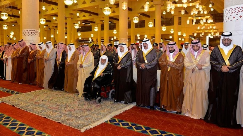 أمير الرياض يؤدي صلاة الميت على الأميرة مشاعل بنت عبدالمحسن بن عبدالعزيز