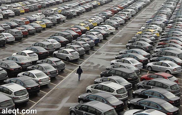 مبيعات السيارات تكبح إنفاق المستهلكين الأمريكيين