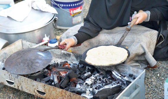 «الخبز الجمري» و«شاي النار» يجذبان زوار السوق