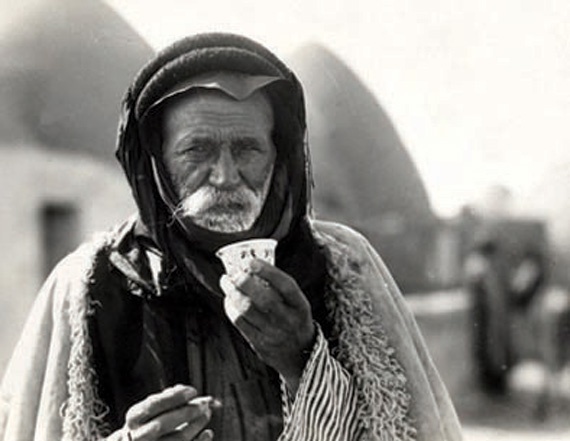 القهوة العربية.. ابتكرها «عالم دين» لكنها لم تسلم من التحريم