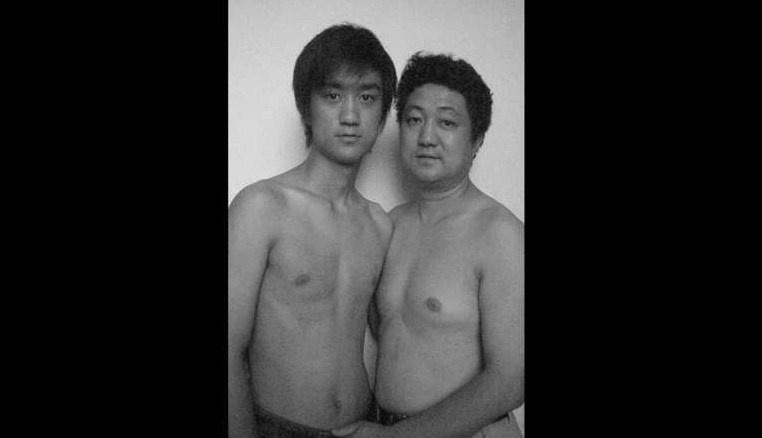 قصة مصورة: أب وابنه يلتقطان 30 صورة في 30 عاماً.. فماذا أظهرت آخر صورة !
