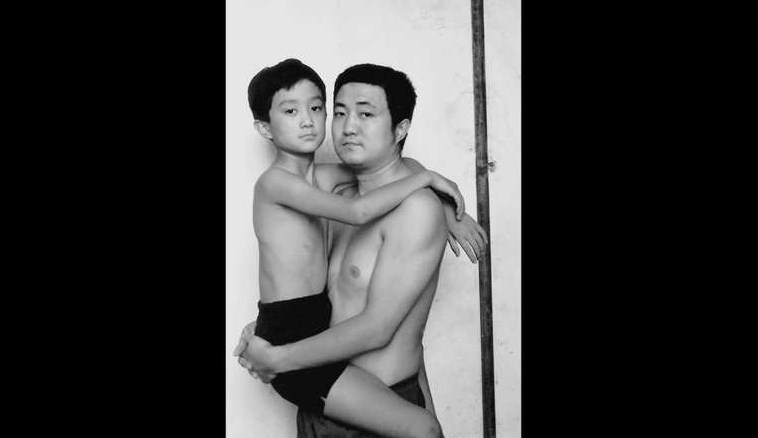 قصة مصورة: أب وابنه يلتقطان 30 صورة في 30 عاماً.. فماذا أظهرت آخر صورة !