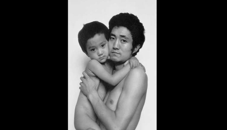 قصة مصورة: أب وابنه يلتقطان 30 صورة في 30 عاماً.. فماذا أظهرت آخر صورة !