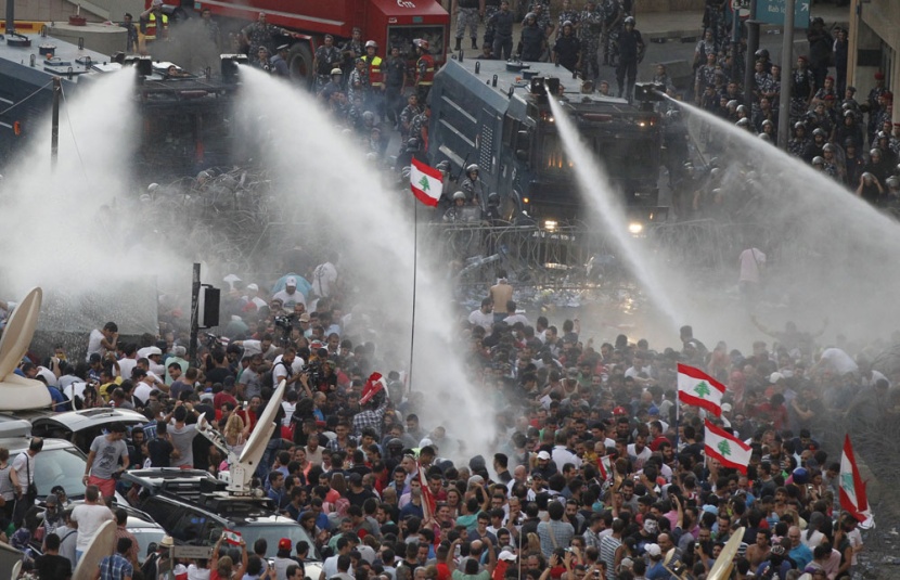 قصة مصورة: أعمال عنف في ثاني أيام الاحتجاجات في بيروت