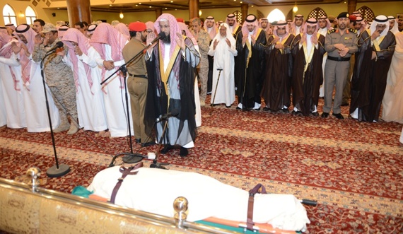 أمير عسير يؤدي صلاة الجنازة على اللواء الشهراني