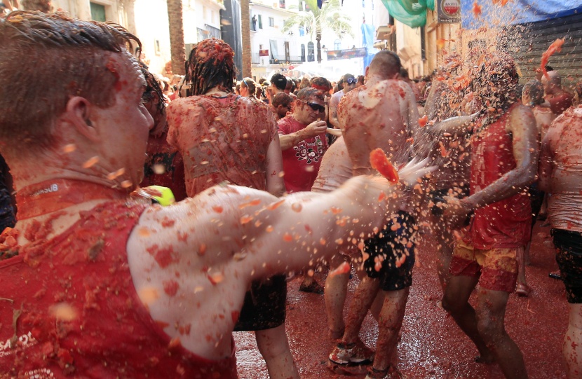 قصة مصورة: "حرب الطماطم" بشوارع إسبانيا
