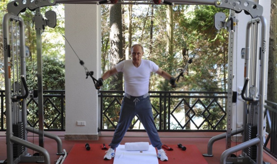 بوتين يستعرض عضلاته ويعد المشاوي بسوتشي
