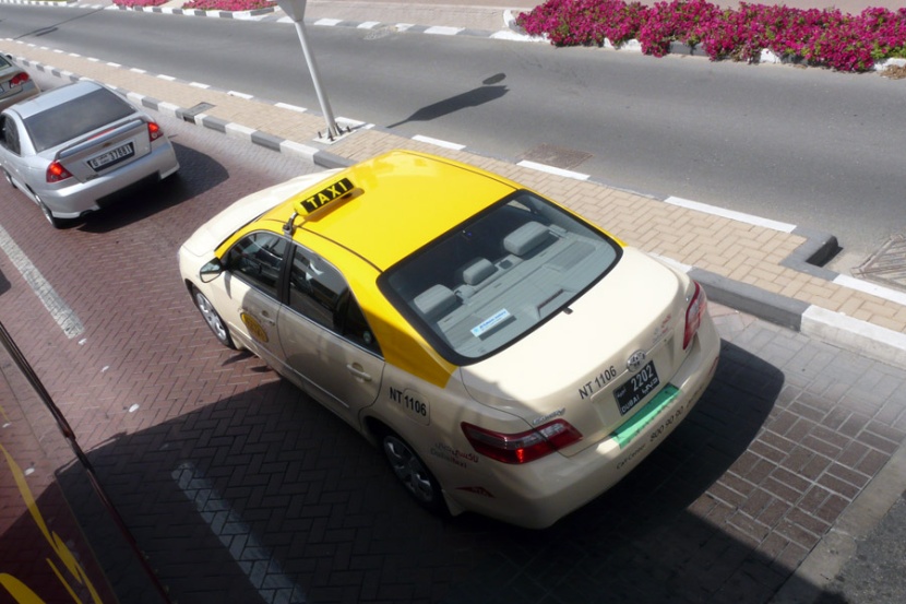 دبي تحذر سائقي الأجرة : أترك مسافة أمانة على الطريق