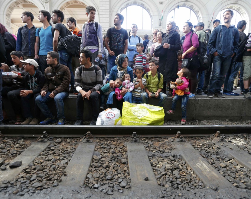 المهاجرون يقتحمون محطة القطارات في بودابست والسلطات توقف الرحلات الدولية