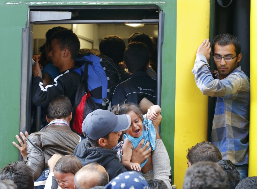 المهاجرون يقتحمون محطة القطارات في بودابست والسلطات توقف الرحلات الدولية