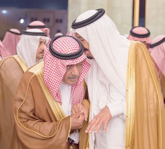 خادم الحرمين يؤدي صلاة الميت على الأمير نواف بن عبدالعزيز