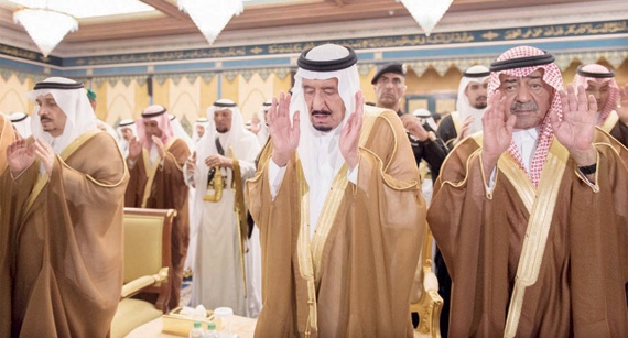 خادم الحرمين يؤدي صلاة الميت على الأمير نواف بن عبدالعزيز
