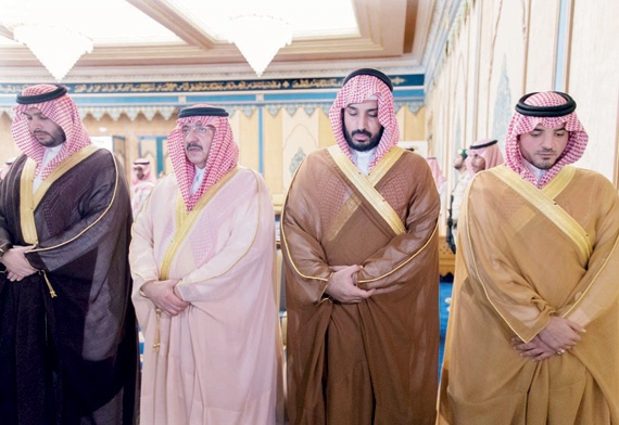 خادم الحرمين يؤدي صلاة الميت على الأمير نواف بن عبدالعزيز