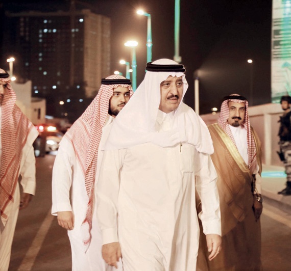 خادم الحرمين يؤدي صلاة الميت على الأمير نواف بن عبدالعزيز
