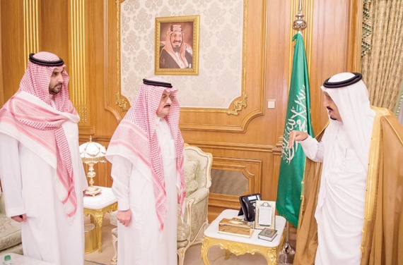 خادم الحرمين يؤدي صلاة الميت على الأمير نواف بن عبدالعزيز