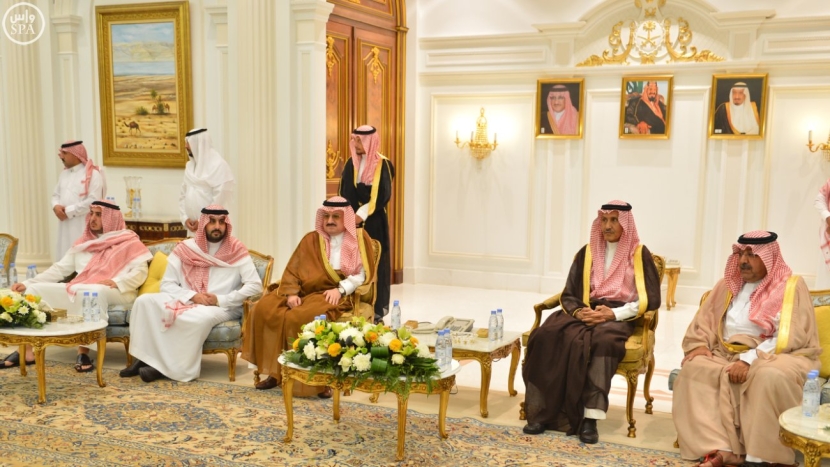 الأمير محمد بن نواف يستقبل المعزين في وفاة والده