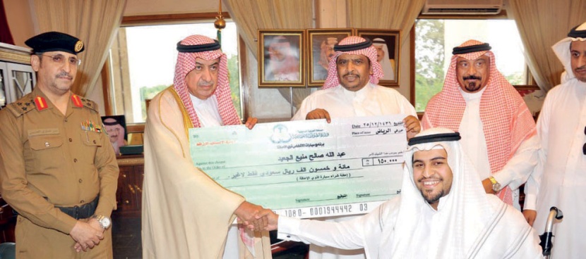 محافظ الطائف يسلم الشيكات البديلة عن السيارات لذوي الإعاقة