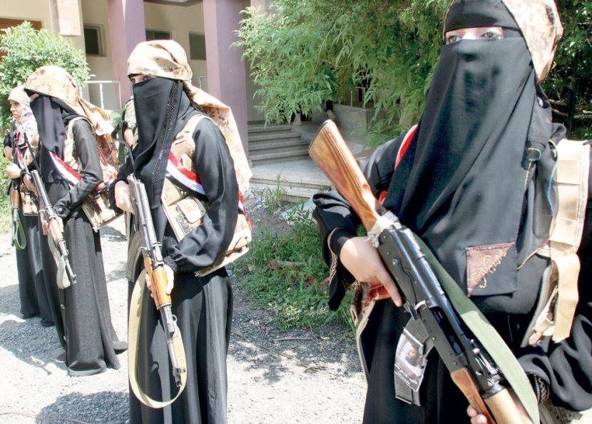 مقاتلات يمنيات أثناء عرض عسكري