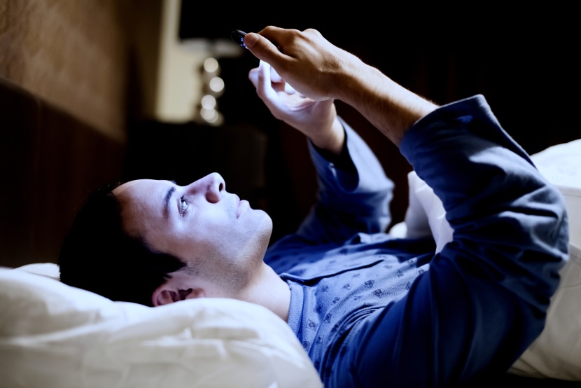 دراسة تحدد الخطر الحقيقي للهاتف قبيل النوم
