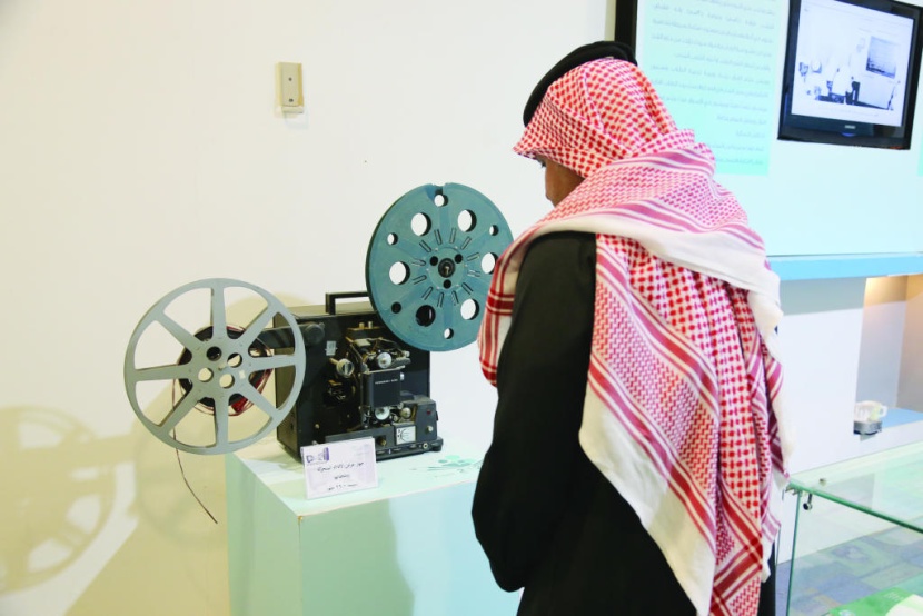 جهاز سينما عمره 50 عاما يستوقف زوار جناح التعليم في «الجنادرية»