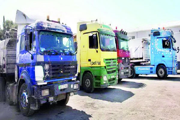 ربط نقل الشاحنات للبضائع بتركيب "حواجز الحماية" .. وتطبيق العقوبات مطلع 2018