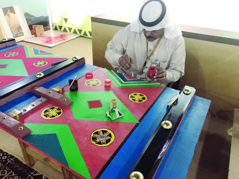 الحرفيون السعوديون يبهرون الزوار في مهرجان الموروث الشعبي بالكويت