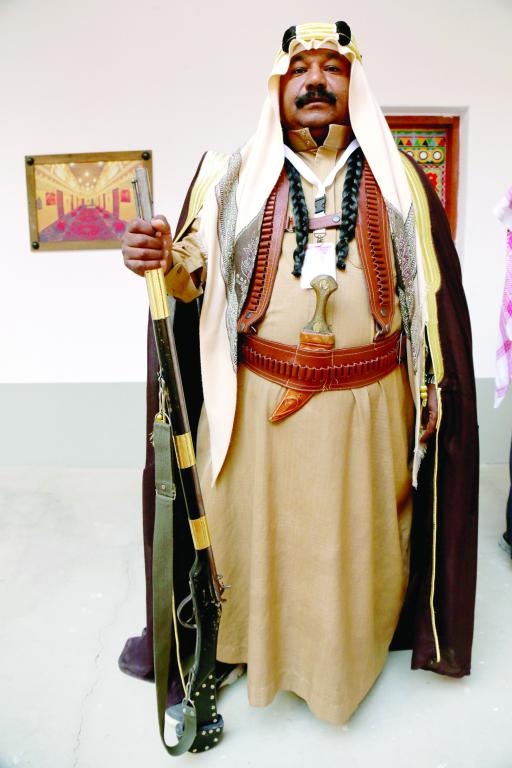 رجال «العسة» .. حراس «الحواري» و«الدكاكين»