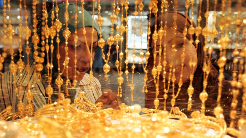 الذهب يتراجع متأثرا بتعليقات مسؤولي سياسة نقدية أمريكيين وضغط الدولار