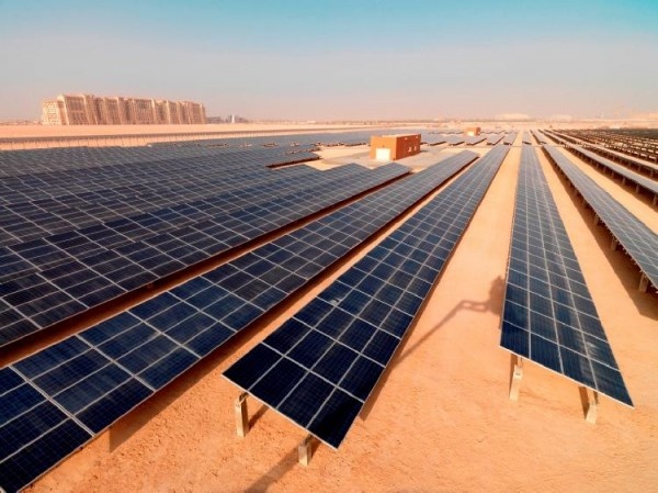 دبي تدشن أكبر مجمع للطاقة الشمسية في العالم