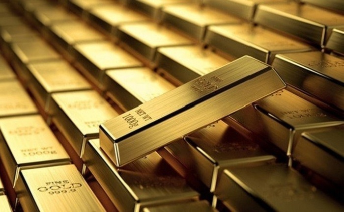 الذهب يتراجع مع صعود الدولار لكن حالات الضبابية تحد من الخسائر