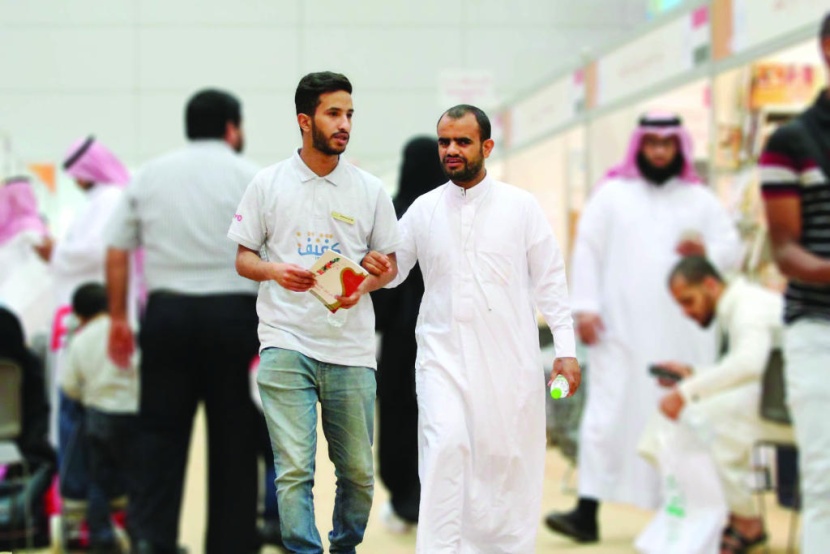 شباب سعودي يتطوع لخدمة الثقافة .. ولا مظلة تحتويه