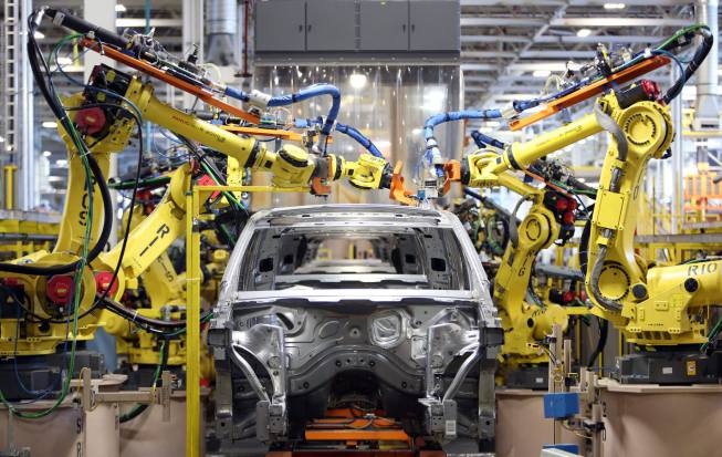 ارتفاع أجور اليد العاملة يهدد صناعة السيارات والتكنولوجيا الأوروبية