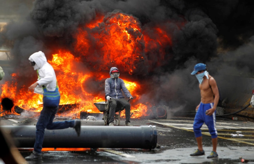 فنزويلا إلى الهاوية.. حرب أهلية وإفلاس