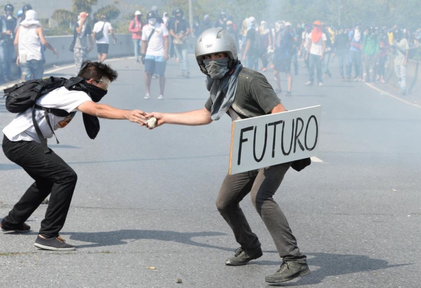 فنزويلا إلى الهاوية.. حرب أهلية وإفلاس